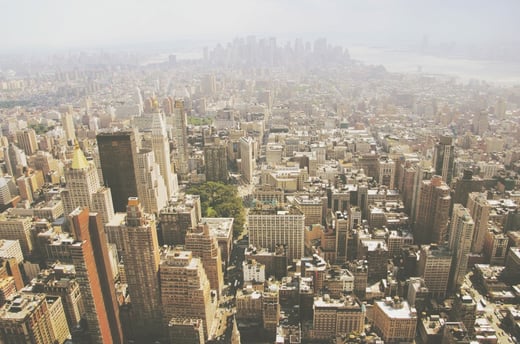 Vista aérea de una gran ciudad con rascacielos
