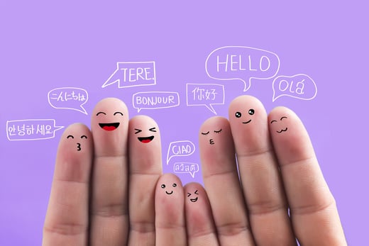 Dedos humanos con caras sonrientes y globos con textos