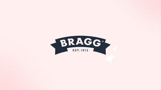 Logo de Bragg sobre fondo rosa