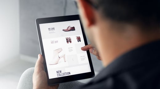 Una persona consultando una web de zapatos en una tablet